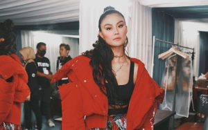  Agnez Mo Pakai Anting Bertuliskan Bhinneka Tunggal Ika, Ternyata Segini Harganya