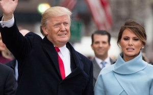 Viral Video Melania Lagi-Lagi Tolak Gandengan Tangan dengan Donald Trump