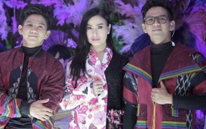 Silet Awards 2020: Diapit Rizki Ridho, Iis Dahlia Menangis di Atas Panggung Karena Ini