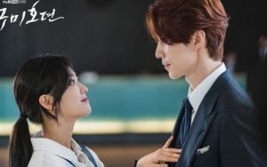Begini Perhatian Lee Dong Wook Saat Rawat Jo Bo Ah yang Sakit di Lokasi 'Tale Of The Nine Tailed'
