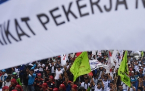 Buruh Kembali Demo Tolak Omnibus Law di DPR, Ribuan Personel TNI-Polri Diturunkan