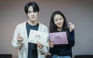 Kim Jung Hyun Minta Maaf Ke Shin Hye Sun di Lokasi Syuting 'Queen Cheorin'
