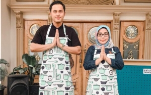 Muzdalifah-Suami Brondong Jual Makanan Merakyat di Resto '32 Miliar', Postingan Galau Jadi Sorotan