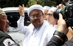 Habib Rizieq Kembali ke Indonesia, Ada 'Sambutan' dari Imigrasi?