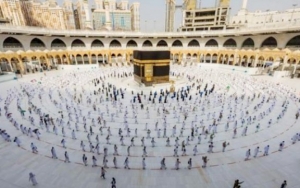 Jemaah Umrah Asal Kloter Pertama Pulang ke Indonesia