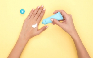 Nomor 3 Sering Dilakukan, 7 Kesalahan dalam Menggunakan Sunscreen Ini Justru Bikin Kulit Rusak