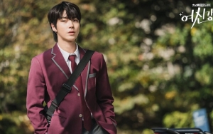 Hwang In Yeop Pancarkan Aura Bad Boy di Foto Adegan 'True Beauty', Kemampuan Akting Dipuji Produser