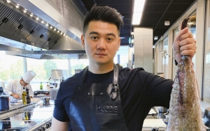 Chef Arnold Masak Sambil Nangis Sedih Hingga Emosi Gara-gara Insiden Pisau Kesayangan