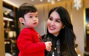Pose Macho Ala Sang Ayah, Raphael Putra Sandra Dewi 'Garuk-Garuk' Pamer Pipi Merah Bikin Gemes