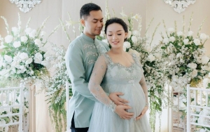 Bantu Zaskia Gotik, Cara Suami Tampan Gendong-Pegang Kepala Bayi Cantik Bikin Ngilu