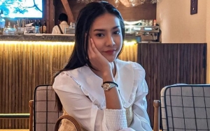 Anya Geraldine Dandan Bak Pengantin Saat Naik Kuda, Gaun Terawang Jadi Sorotan