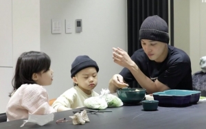 Kai EXO Buktikan Cocok Jadi Papa Muda Dengan Asuh Dua Keponakan di 'I Live Alone'