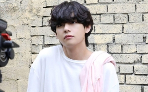 Tingkah Uwu V BTS di Preskon Comeback Bikin Jurnalis Wanita Tertawa Gemas