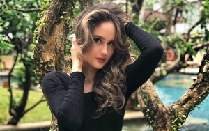 Di Bawah Air Terjun, Cinta Laura Pose Kece Pamer Perut Sixpack Bikin Heboh