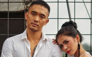 Foto Uus Ciuman Mesra Dengan Istri Cantik Dinilai Tak Pantas, Reaksi Santai Menohok Ramai Dibela?