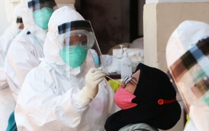 Persiapan Sekolah Tatap Muka, Ribuan Siswa SMP Surabaya Jalani Tes Swab