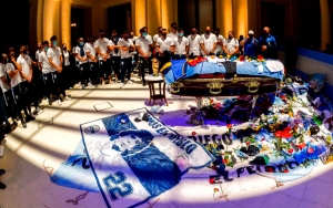 Petugas Pemakaman Dihujat Usai Berfoto dengan Jenazah Diego Maradona