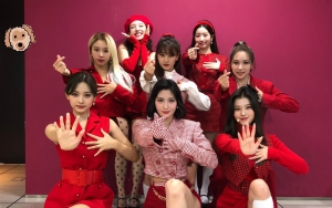 Bodyguard Cewek TWICE Curi Perhatian Lantaran Punya Wajah Tak Kalah Cantik dari Para Member