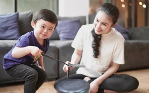 Mood Booster Banget, Putra Tampan Sandra Dewi Tiru Pose Patung Jakarta-Joget KPop Bareng 'Siwon'