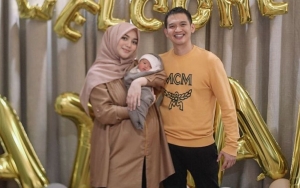 Intip Gaya Menggemaskan Putra Rezky Aditya-Citra Kirana Naik Pesawat Pertama Kali