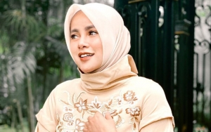 Olla Ramlan Asik Main Lumpur Sambil Nyeker, Malah Disinggung Soal Diunfollow Suami