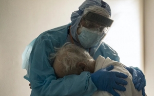 Bikin Nyesek, Foto Dokter di Texas Peluk Pasien Corona Lansia yang Putus Asa Viral