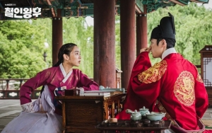 Shin Hye Sun dan Kim Jung Hyun Saling Puji Kepribadian di Lokasi Syuting 'Mr. Queen'
