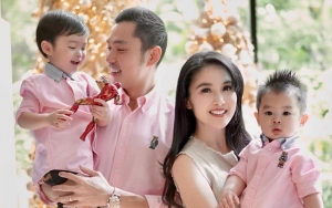 Sandra Dewi Bocorkan Momen Mesra Harvey Suami Tampan Gendong Raphael, Bikin Klepek-Klepek