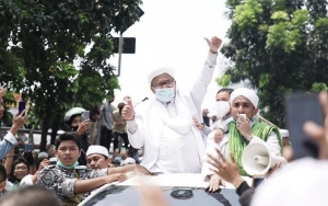 Terungkap, Polisi Harus Menerobos ‘Hujan’ Umpatan Saat Ke Rumah Habib Rizieq