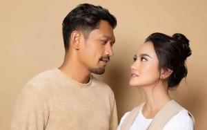 Ibunda Ririn Ekawati Korban COVID-19, Ibnu Jamil Turun ke Liang Lahat Saat Penguburan