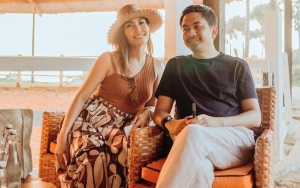 Geger Suami Ayu Dewi Akhirnya Perlihatkan Senyum 'Mahal', Ternyata Berkat Dapat Hadiah Ini