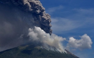 Gunung Ili Lewotolok Erupsi Disertai Sinar Api 20 Meter Dari Puncak Kawah 