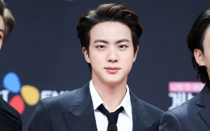 Jin BTS Ditertawakan Kakak Laki-Lakinya Karena Foto Ini