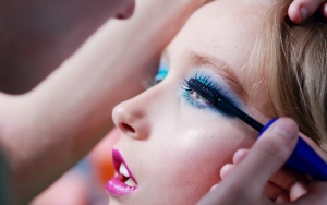 Hanya Menggunakan Maskara Secara Horizontal