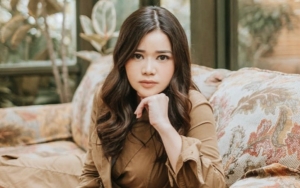 Dijuluki Ibu Dirut, Istri Cantik Denny Sumargo Nongkrong di Kafe Pamer Body Goals Ala Gadis 20an