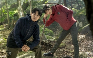 Joo Ji Hoon dan Jun Ji Hyun Berubah Jadi Penjaga Hutan Pekerja Keras di Foto Adegan 'Mount Jiri'