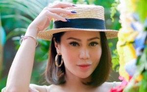 Digugat Cerai, Vicky Kakak Bunga Zainal Seksi Pamer Tato Mirip Salib Jadi Sorotan