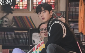 Cuek di Layar Kaca, Cha Eunwoo Ternyata Iseng Banget Godain Moon Ga Young Saat Syuting 'True Beauty'