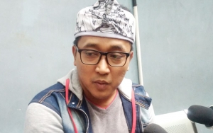 Teddy Pakai Sarung Lari Dikejar Wartawan, Sifat Asli Dikuliti Eks Istri
