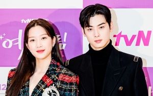 Belajar Bareng, Cha Eunwoo dan Moon Ga Young Malah Fokus Saling Tatap di 'True Beauty'