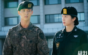 Foto Krystal dan Jang Dong Yoon Promosi 'Search' di Jepang Buat Terkejut