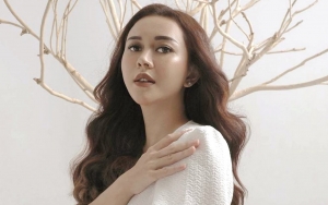 Dikabarkan Gugat Cerai Suami, Aura Kasih Galau Dengarkan Lagu Sedih