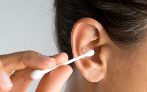 Meski Terasa Lega, 7 Bahaya Ini Bisa Terjadi Jika Kalian Bersihkan Telinga Dengan Cotton Bud Loh