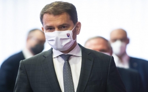 Hadiri Pertemuan yang Sama Dengan Macron, PM Slovakia Positif COVID-19