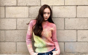 Krystal Jadi Perhatian Lewat Postingan SNS, Gaya Cantik dan Keren Tuai Pujian