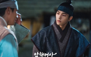 L Umbar Otot Kekar Mandi di Sungai 'Royal Secret Agent' Buat Geger Netizen