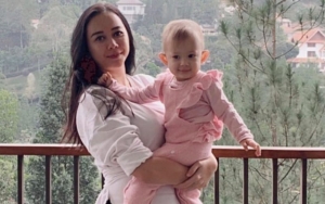  Proses Cerai, Aura Kasih Murka Sekaligus Sakit Hati Suami Bule Tak Pernah Tanya Kabar Putri Mereka
