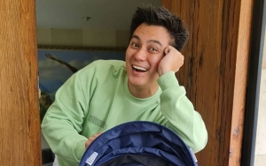 Baim Wong Pamer Momen Bahagia Liburan Bareng Sahabat, Gaya Santai Pakai Sarung Jadi Sorotan
