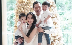 Sandra Dewi-Suami Tampan Kocak Rebutan Gendong Anak Saat Natal, Reaksi Putra Bungsu Bikin Gemes