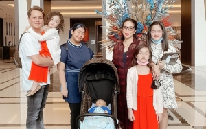 Keluarga Andhika Pratama-Ussy Liburan Bareng, Gemasnya OOTD Baby Saka Patuh Prokes Jadi Sorotan